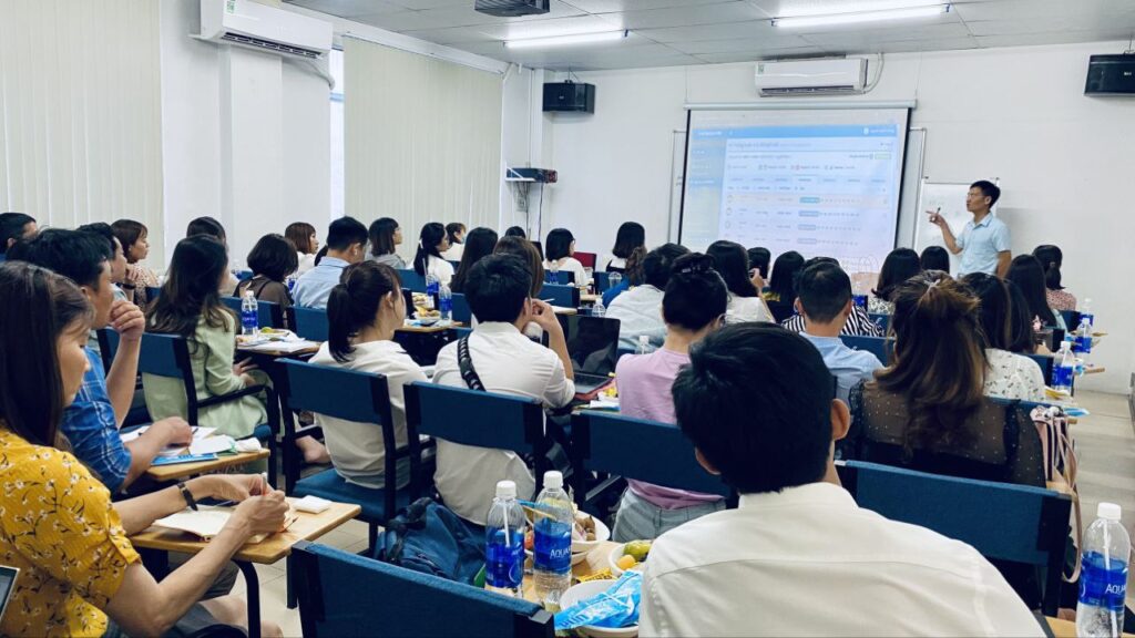 Giới thiệu 3 CEO Nguyễn Mạnh Thưởng trong một buổi đào tạo nghiệp vụ vé cho Tổng hội đại lý miền Nam.