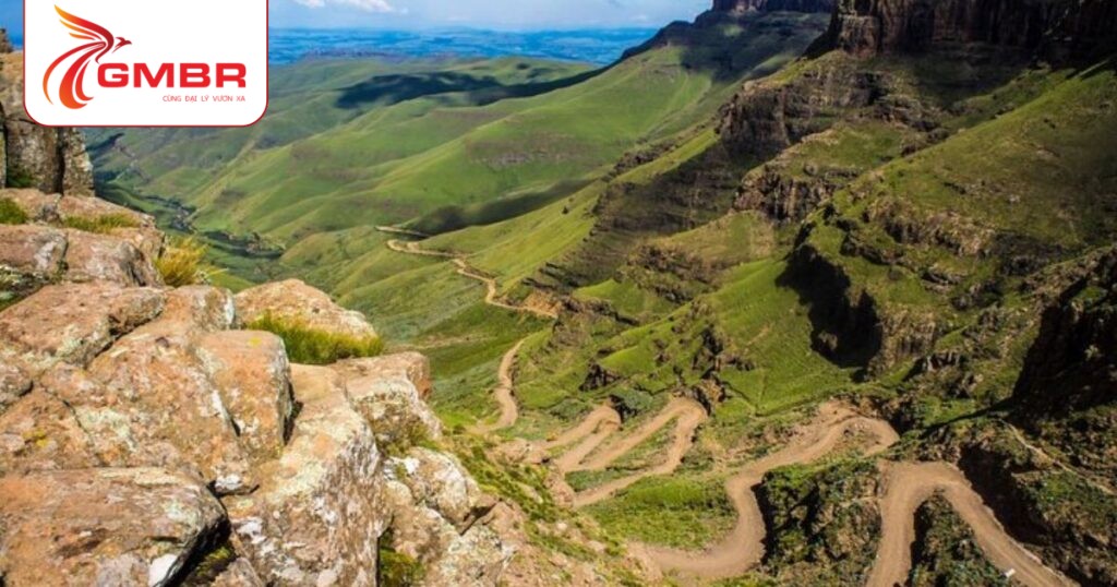 Du lịch Lesotho: Địa điểm du lịch, Lịch trình du lịch & Hãng hàng không khai thác chuyến bay từ Việt Nam đến Lesotho 2 Đèo Sani Pass