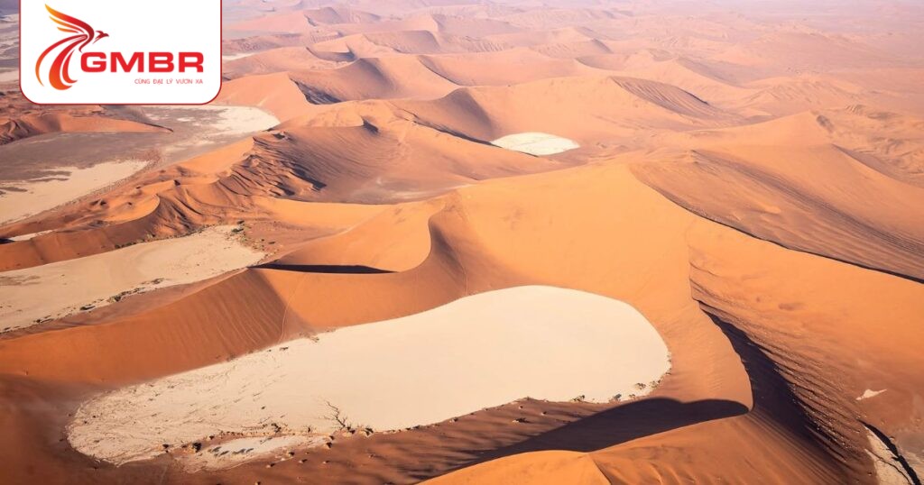 Du lịch Namibia: Địa điểm du lịch, Lịch trình du lịch & Hãng hàng không khai thác chuyến bay đến Namibia 2 Sossusvlei